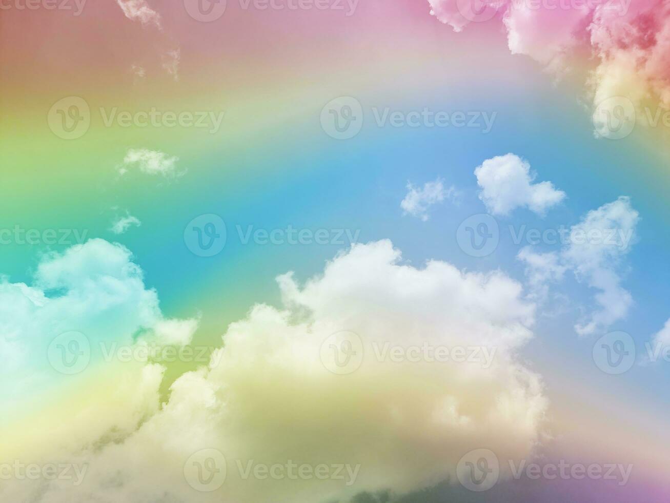 Schönheit Süss Pastell- rot und Grün bunt mit flauschige Wolken auf Himmel. multi Farbe Regenbogen Bild. abstrakt Fantasie wachsend Licht foto