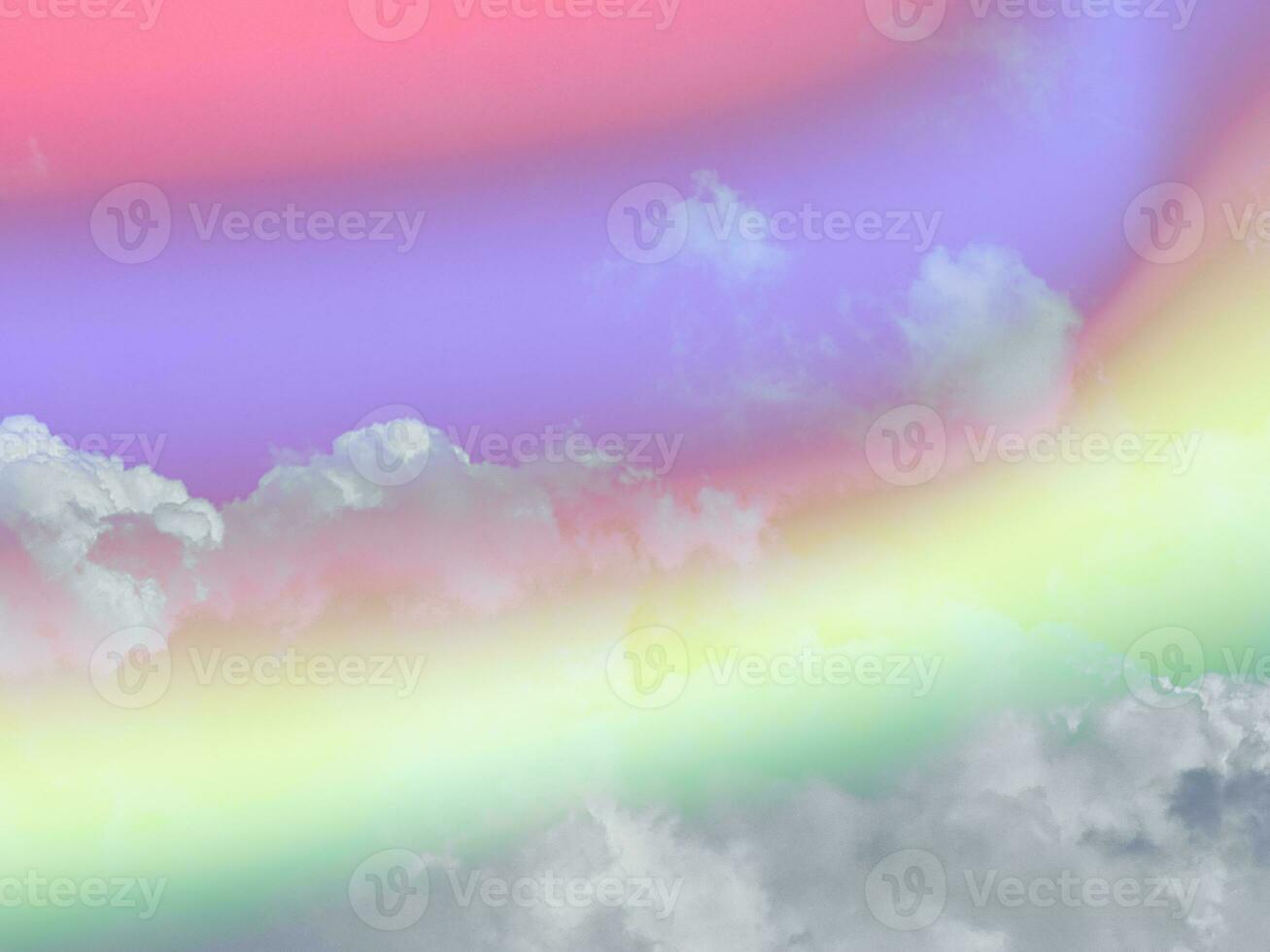 Schönheit Süss Pastell- Sanft Gelb und lila mit flauschige Wolken auf Himmel. multi Farbe Regenbogen Bild. abstrakt Fantasie wachsend Licht foto