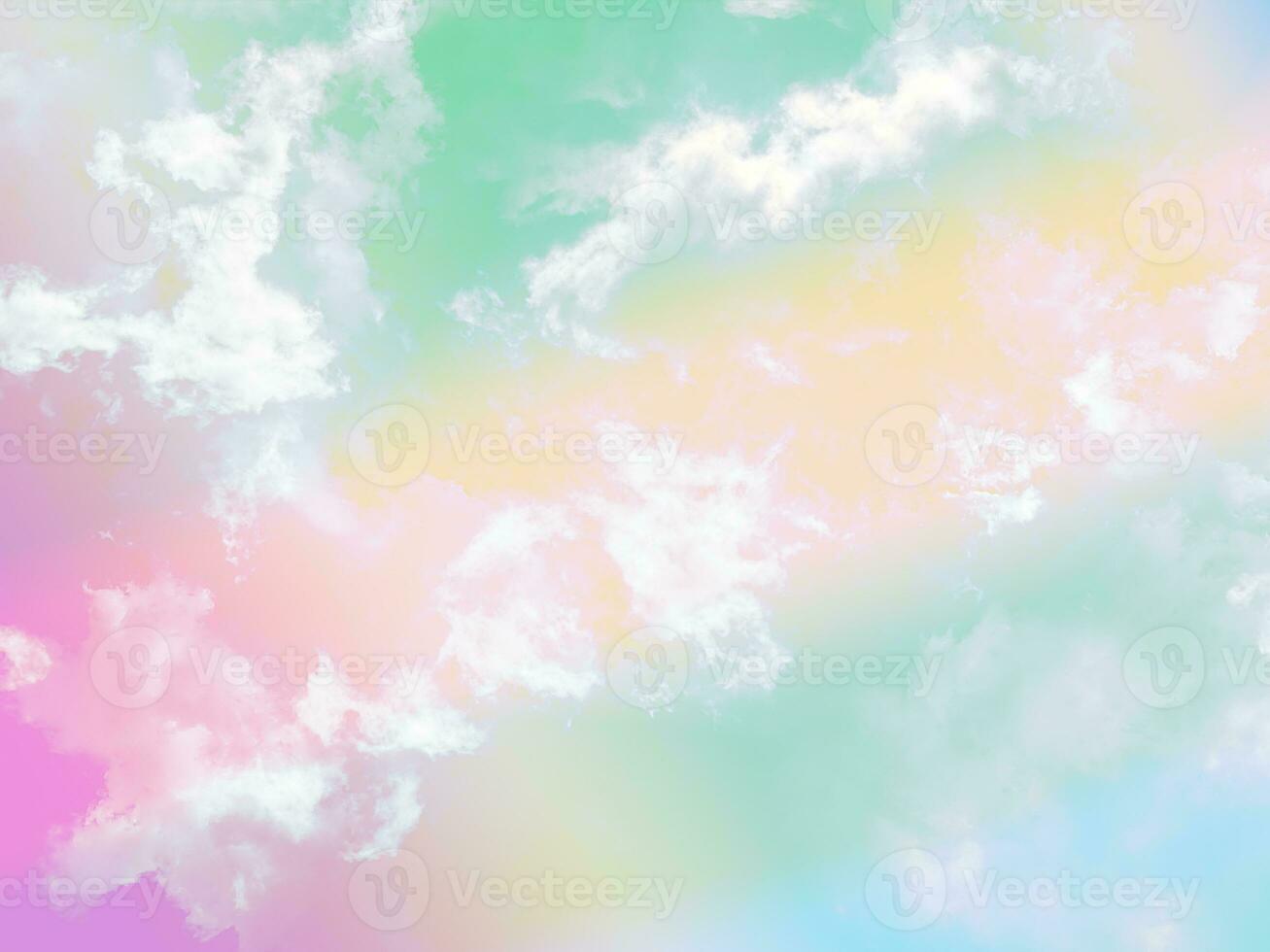 schönheit süß pastellgrün gelb bunt mit flauschigen wolken am himmel. mehrfarbiges Regenbogenbild. abstrakte Fantasie wachsendes Licht foto