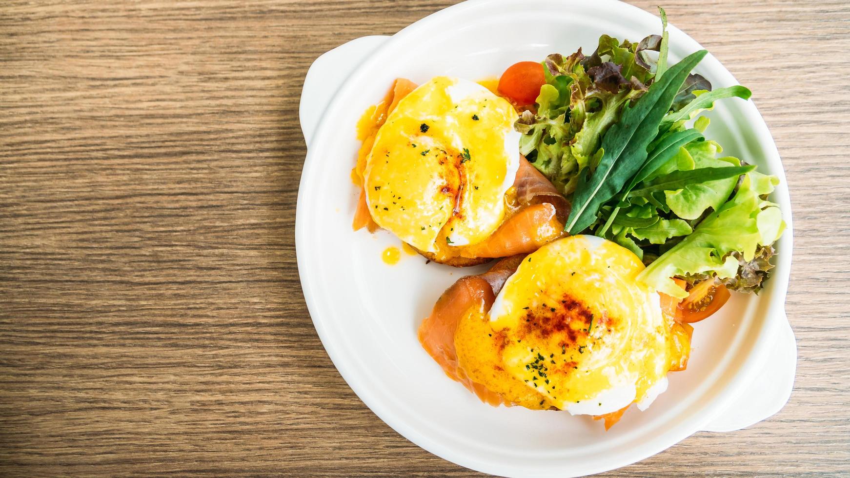 Eier Benedict mit geräuchertem Lachs foto