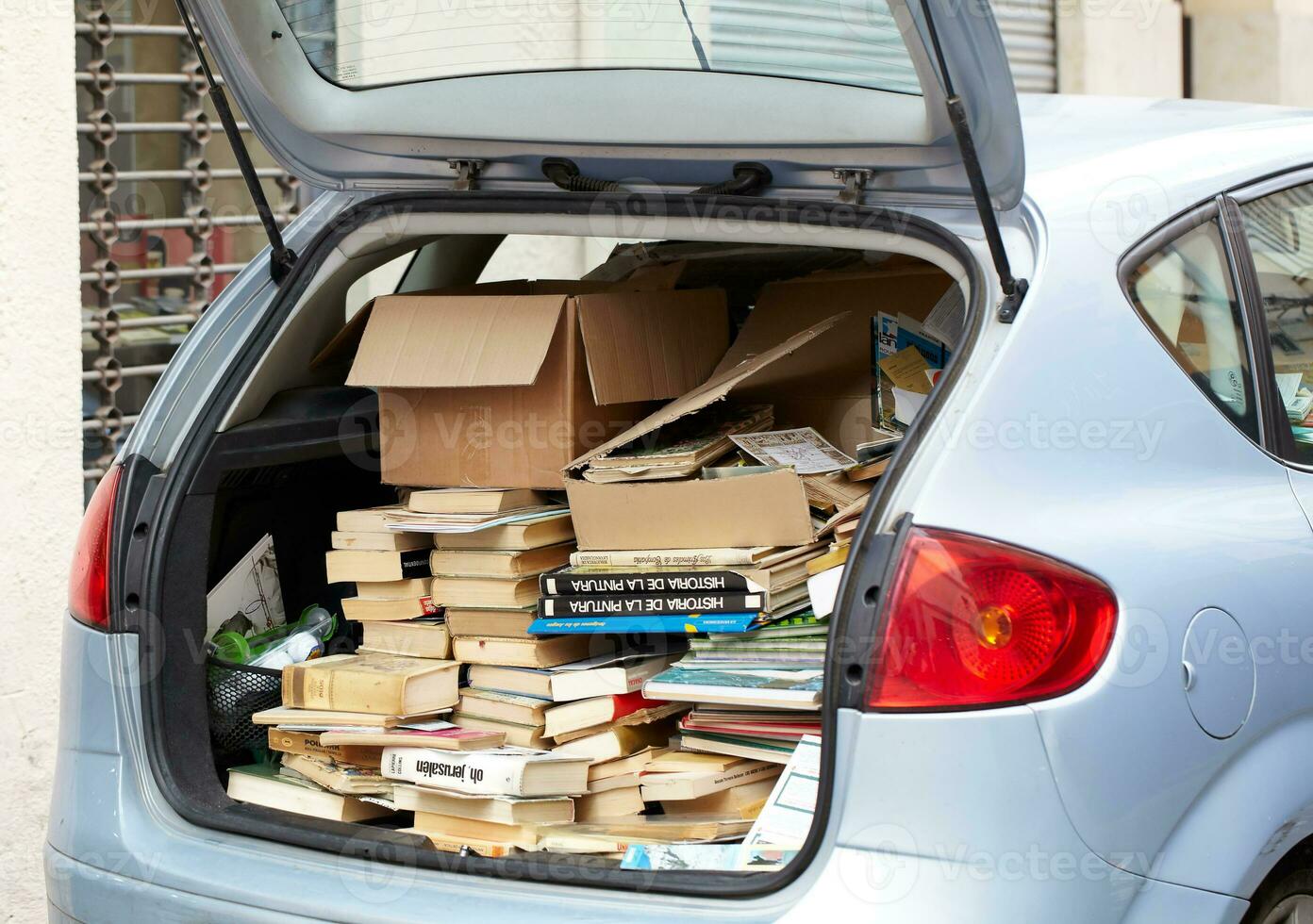 Bücher im das Auto Stiefel. foto