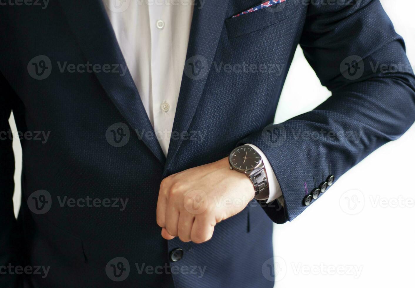 Geschäftsmann aussehen beim das Uhr, isoliert auf Weiß Hintergrund foto