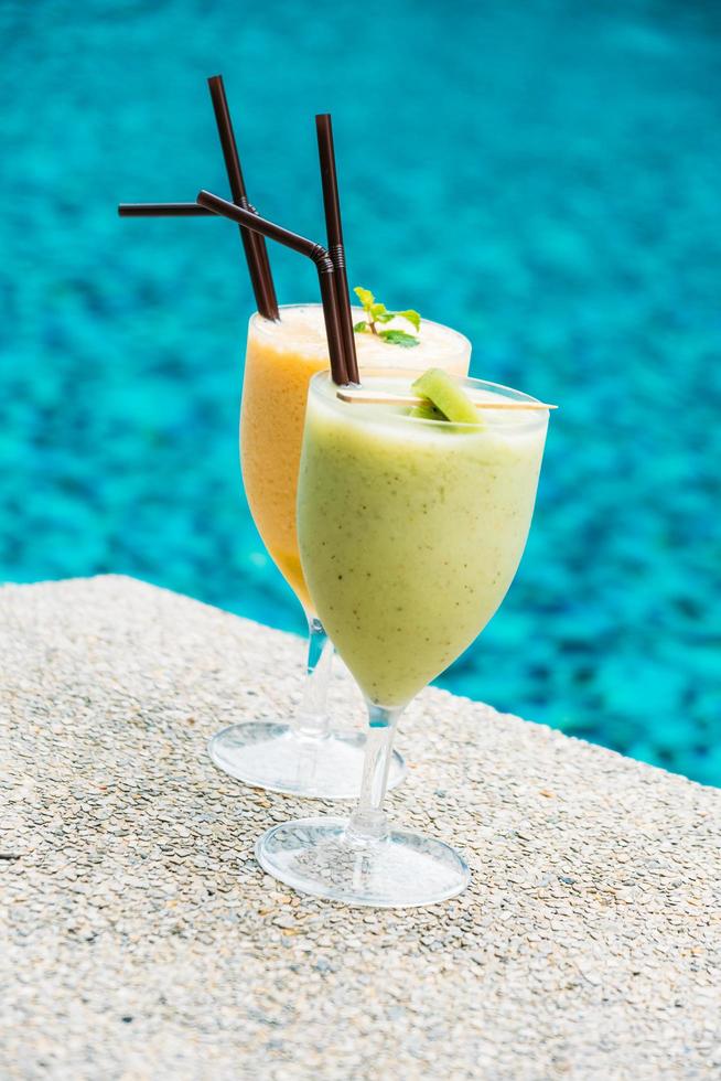 Smoothies mit Poolhintergrund foto