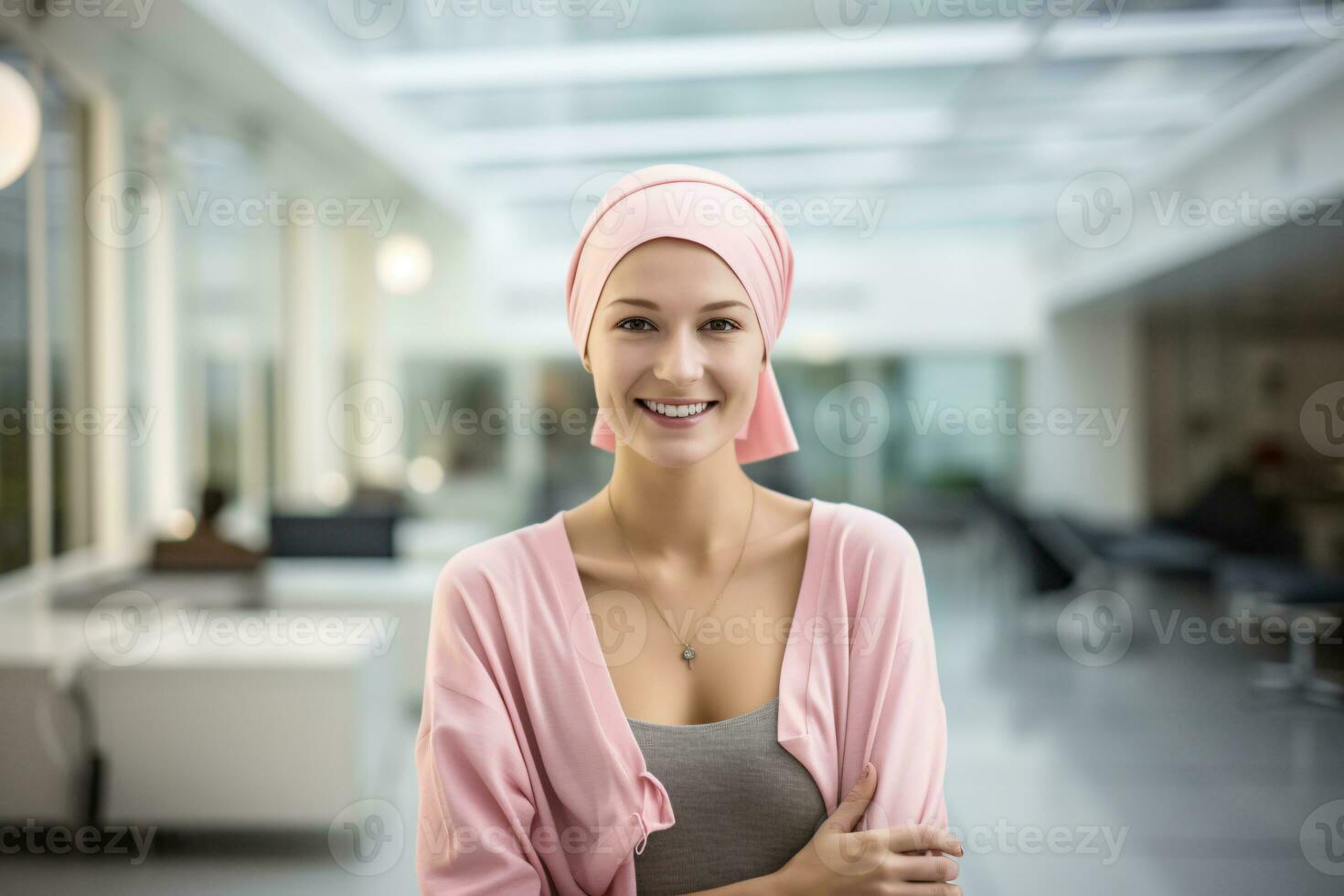 glücklich Krebs geduldig. lächelnd Frau nach Chemotherapie Behandlung beim Krankenhaus Onkologie. Brust Krebs Erholung. Brust Krebs Überlebende. Porträt lächelnd kahl Frau mit ein Rosa Kopftuch. generativ ai. foto