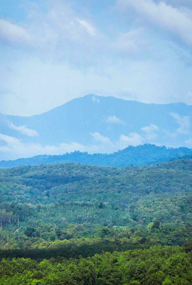 das atemberaubend Aussicht von ein Touristen Standpunkt wie Sie gehen Nieder ein Hügel auf ein nebelig Weg im Nan, Thailand. foto