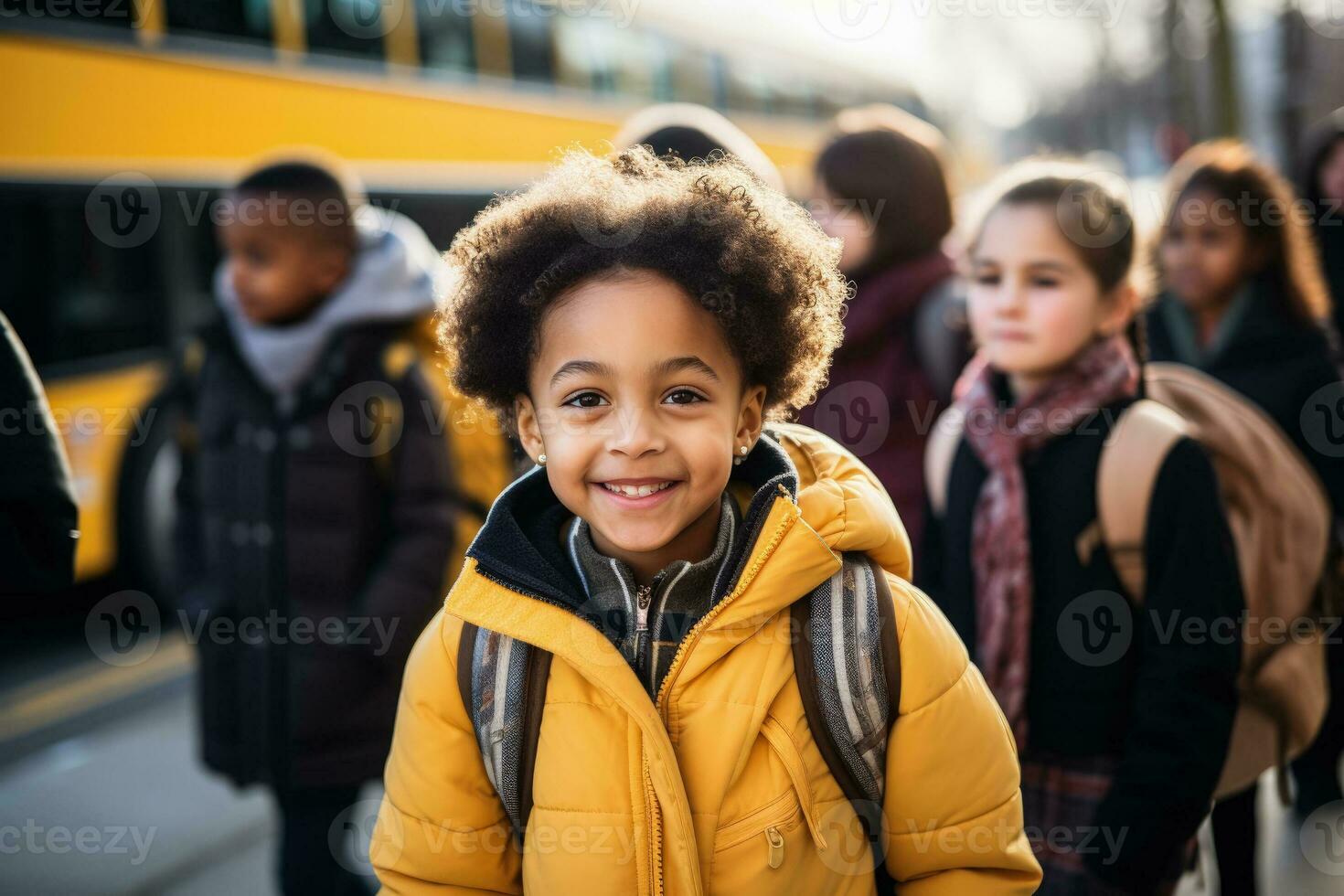 jung Studenten Kommen in ein Schule Bus foto