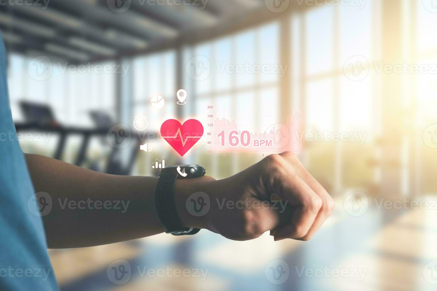 Mann Übung und mit Smartwatch zu Überwachung und Verfolgung Gesundheit und Herz Bewertung durch Anwendungen. Technologie und gesund Konzept. foto