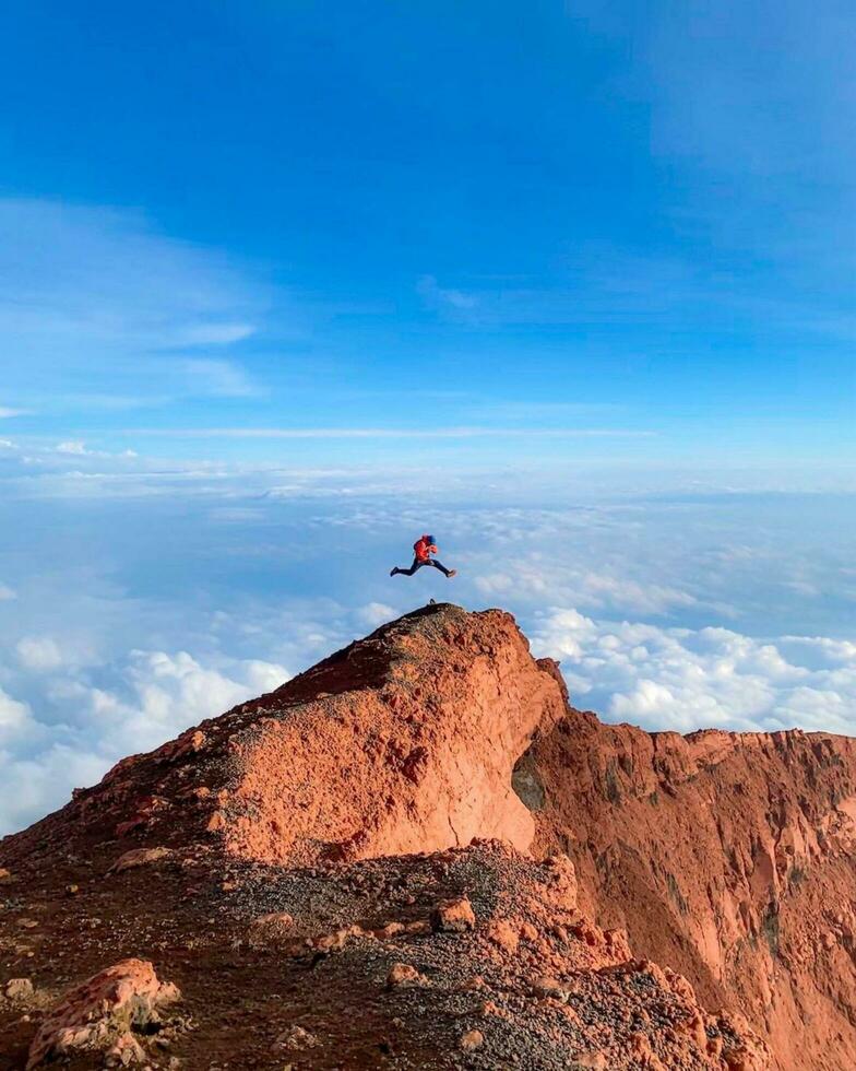 ein Mann Wer war Springen über Berg Felsen foto