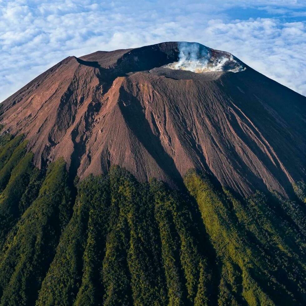 ehrfurchtgebietend Berg Landschaft inmitten vulkanisch Wildnis majestätisch vulkanisch Landschaft mit Stratovulkan, Wildnis, und fesselnd natürlich Schönheit. foto