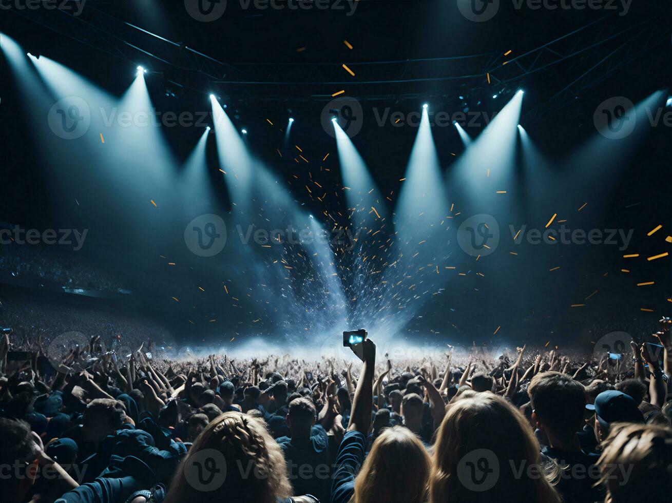 Menge beim ein Konzert mit Hände hoch. Szene Bühne Beleuchtung, Felsen Festival. foto