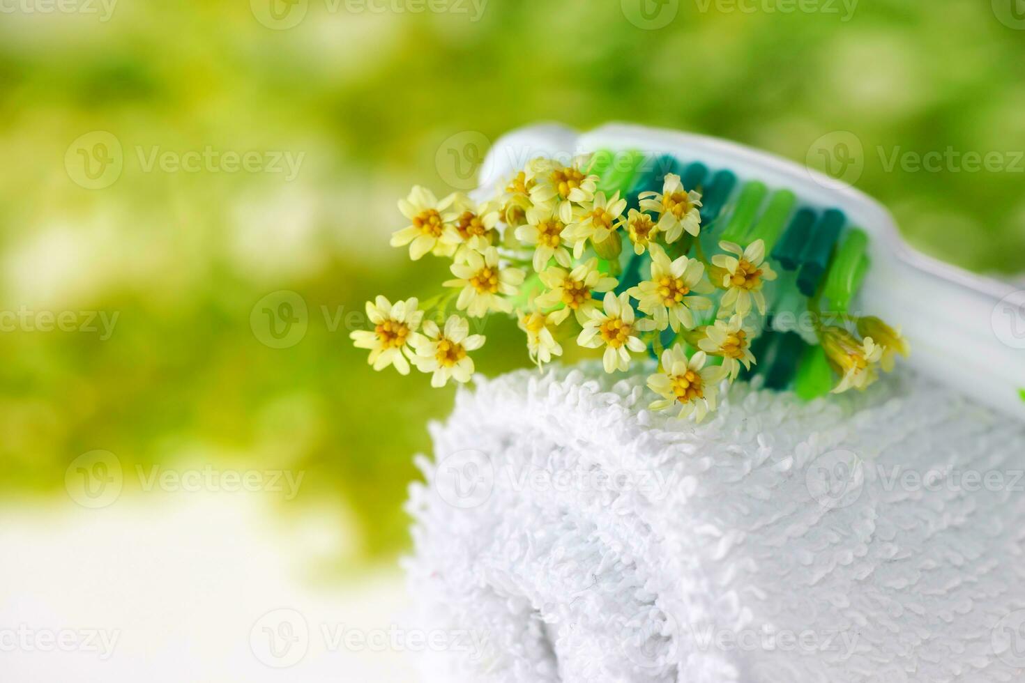 Zahnbürste mit winzig Blumen foto