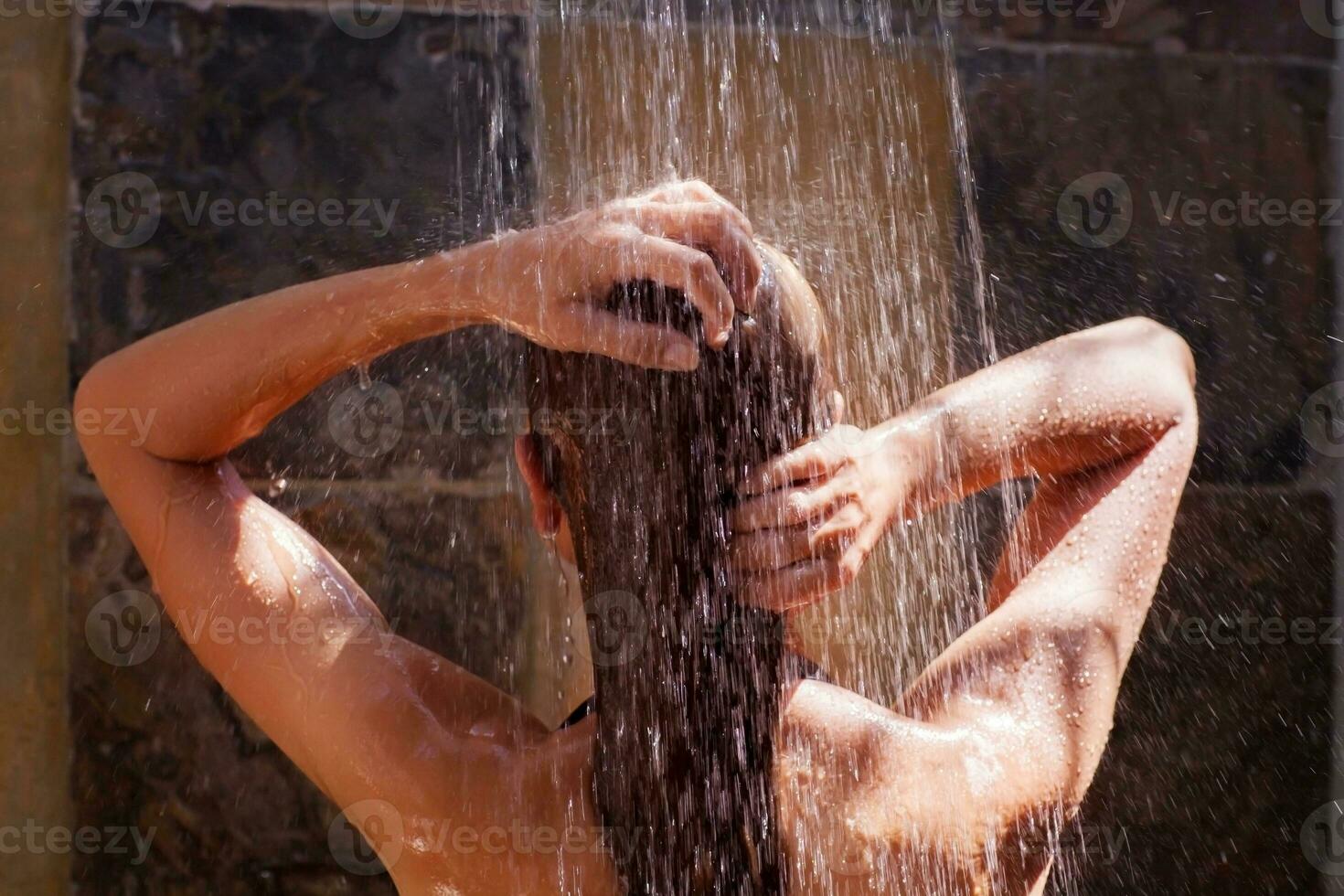 Frau im das Dusche foto