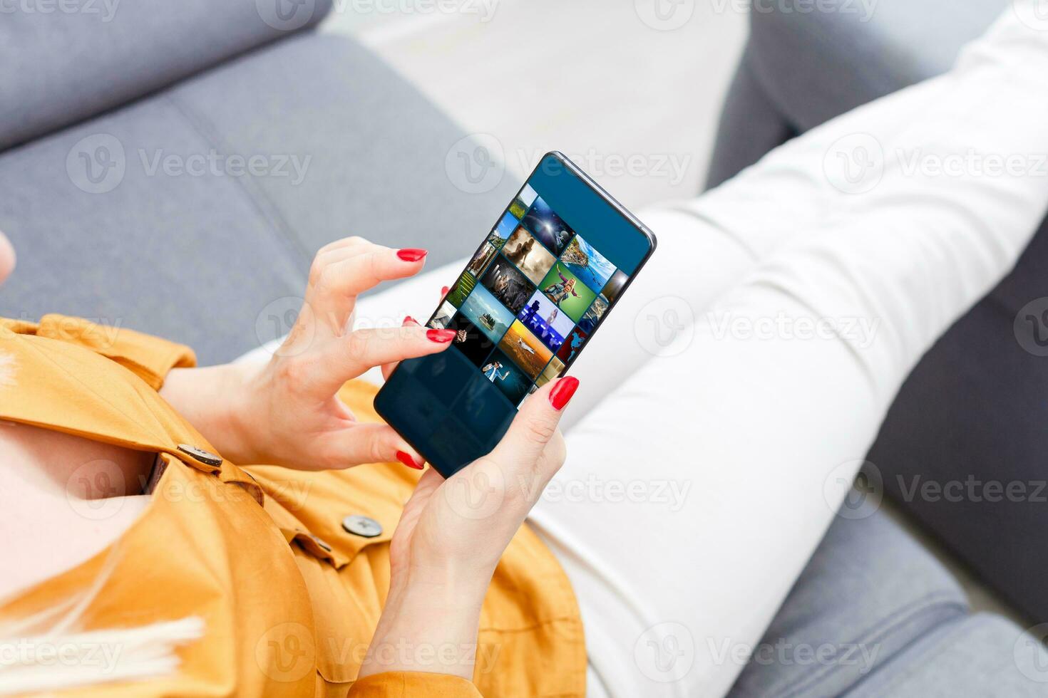 eng Bild von weiblich Hände halten Handy, Mobiltelefon Telefon mit Foto Kamera Modus auf das Bildschirm. abgeschnitten Bild von Hipster Mädchen Aufpassen Video