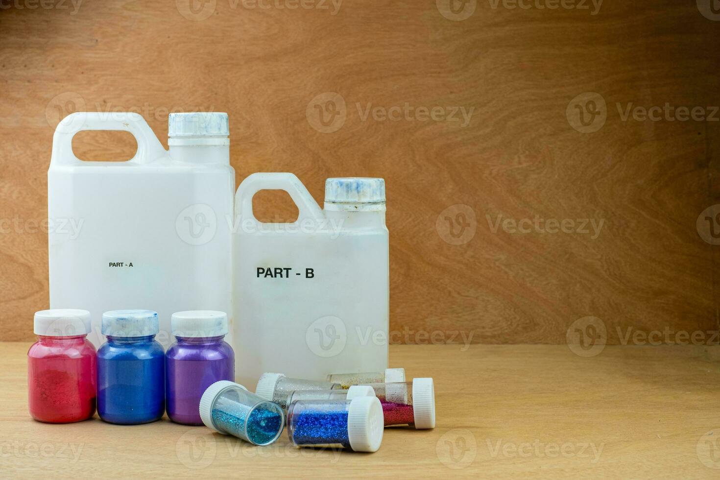 Mischfarbe Epoxidharz in Plastikbecher foto