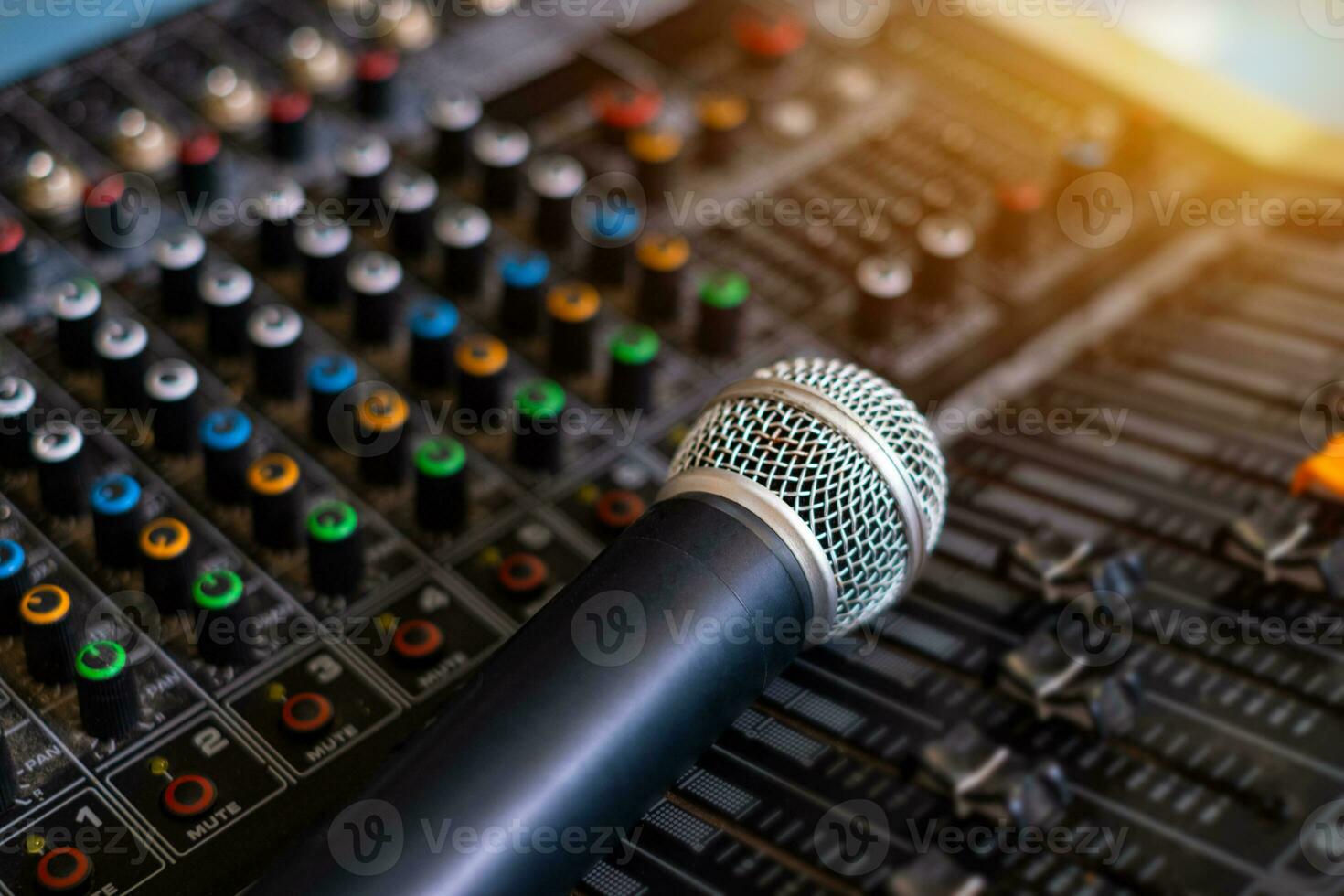 Mikrofon und Audio-Tonmischer analoger Kontrollraum verschwommener Hintergrund foto