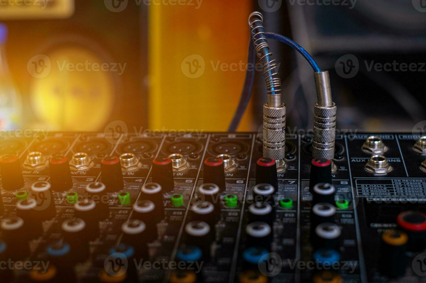 Audio-Sound-Mixer analog im Sound-Kontrollraum foto