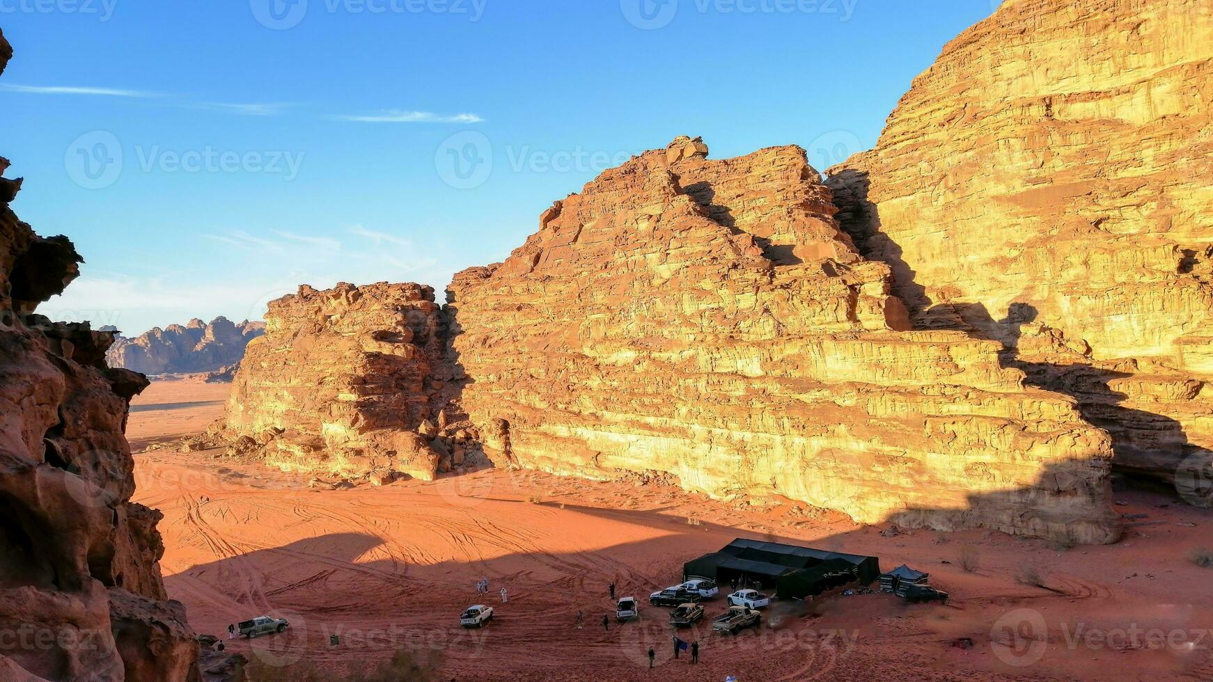 mit Kamel Wohnwagen durch das Wüsten von Wadi Rum, Jordan foto