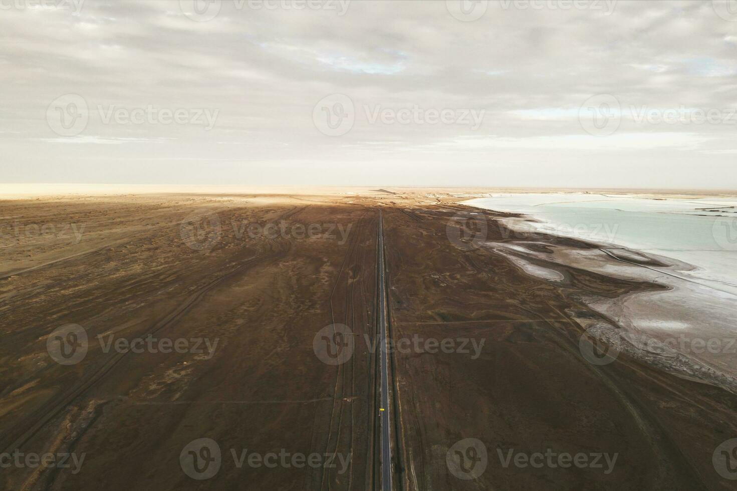 Gerade Straße durch das Salz- See mit breit Flachland Hintergrund. foto