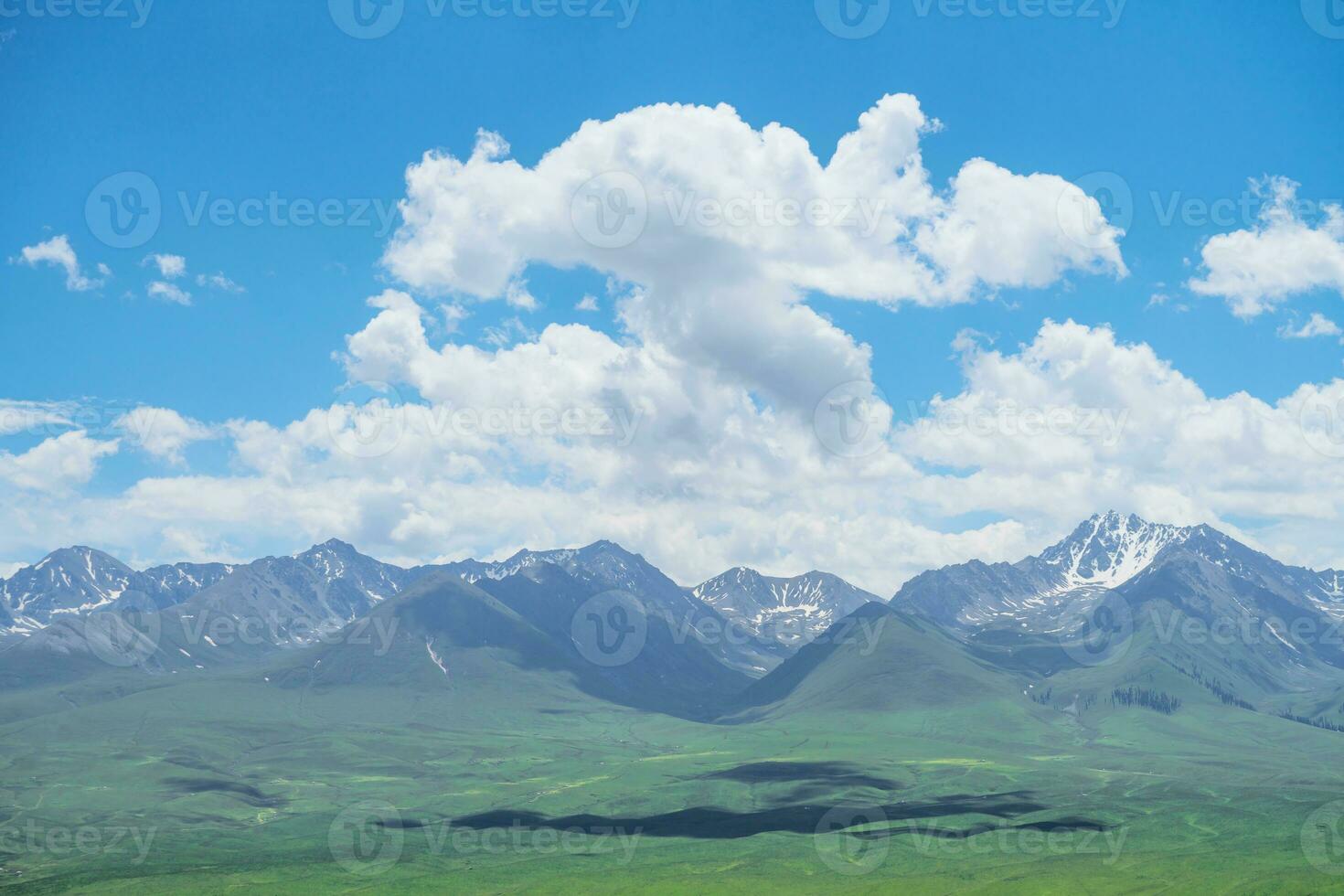 nalati Wiese mit das Blau Himmel. foto