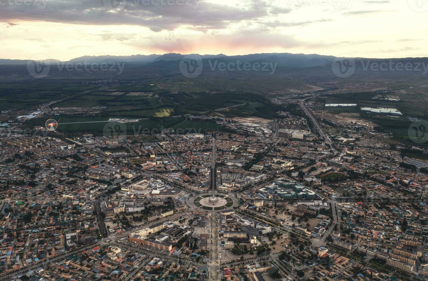 das Stadtbild von Türken Bagua Stadt im China beim Dämmerung. foto