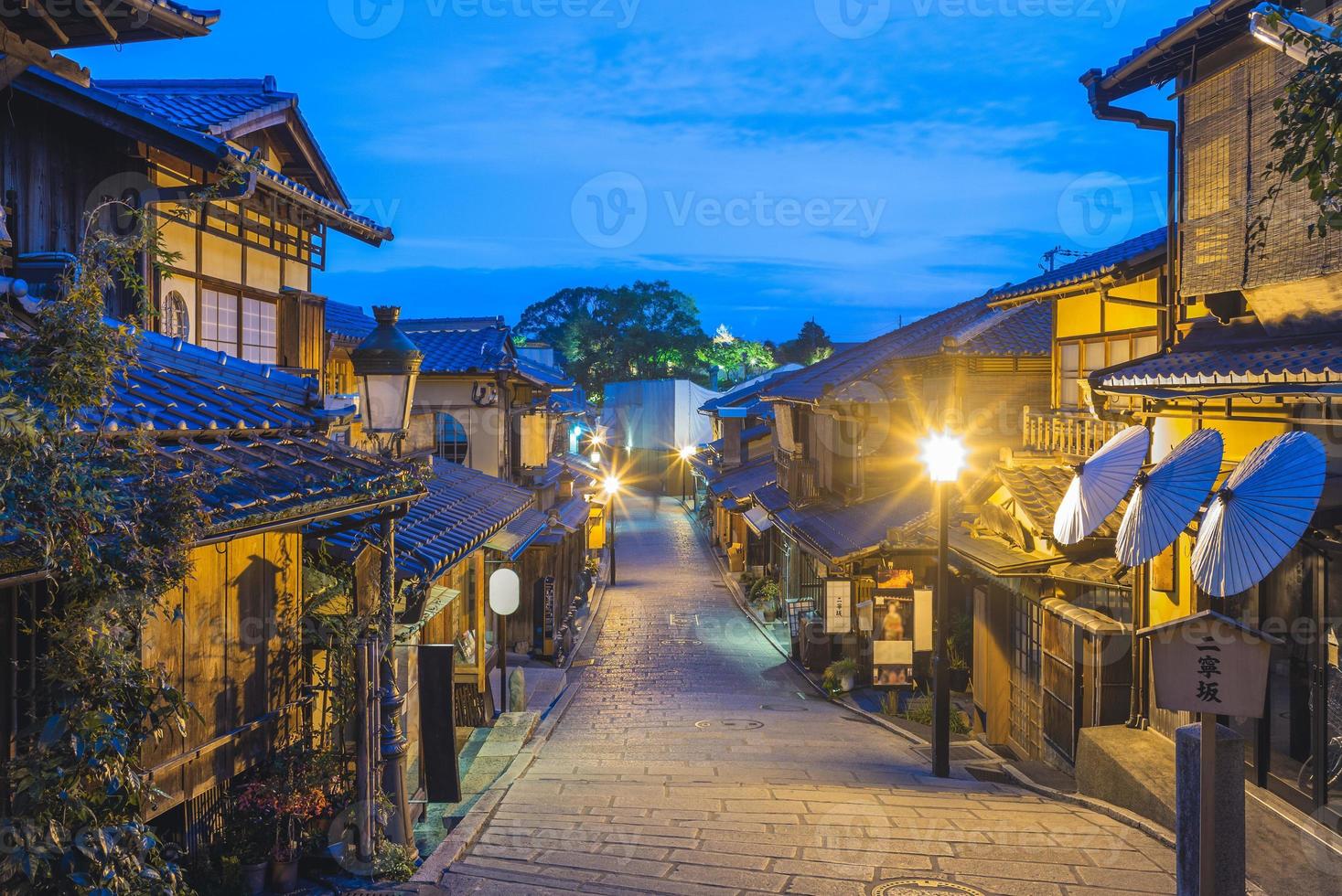 Straßenansicht von Ninn Zaka in Kyoto bei Nacht foto