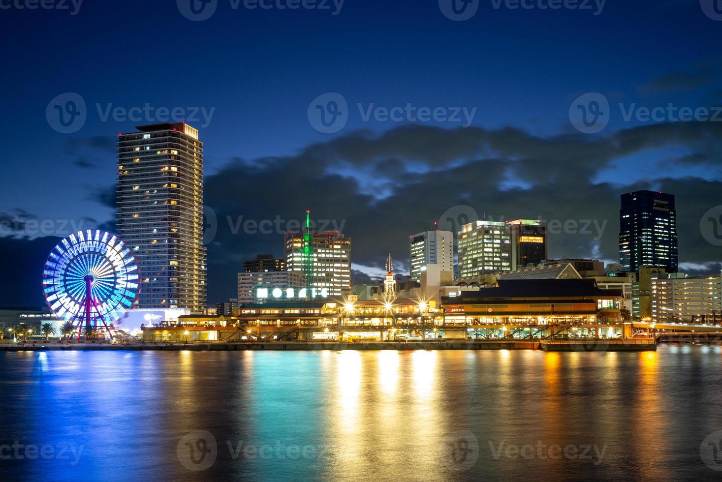 Nachtszene des Hafens von Kobe in der Gegend von Osaka in Japan foto