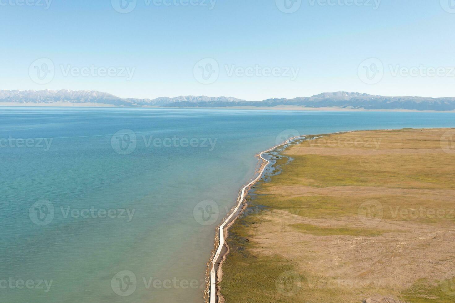 See und Wiese mit ein sonnig Tag. Schuss im Sayram See im Xinjiang, China. foto