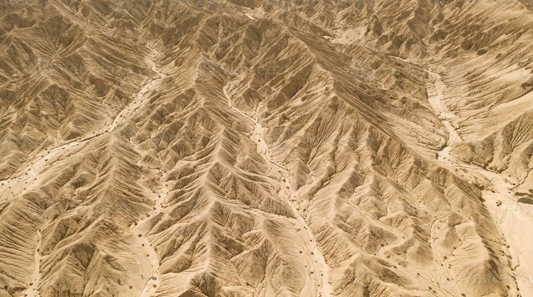 Trockenheit Land mit Erosion Terrain, Geomorphologie Hintergrund. foto