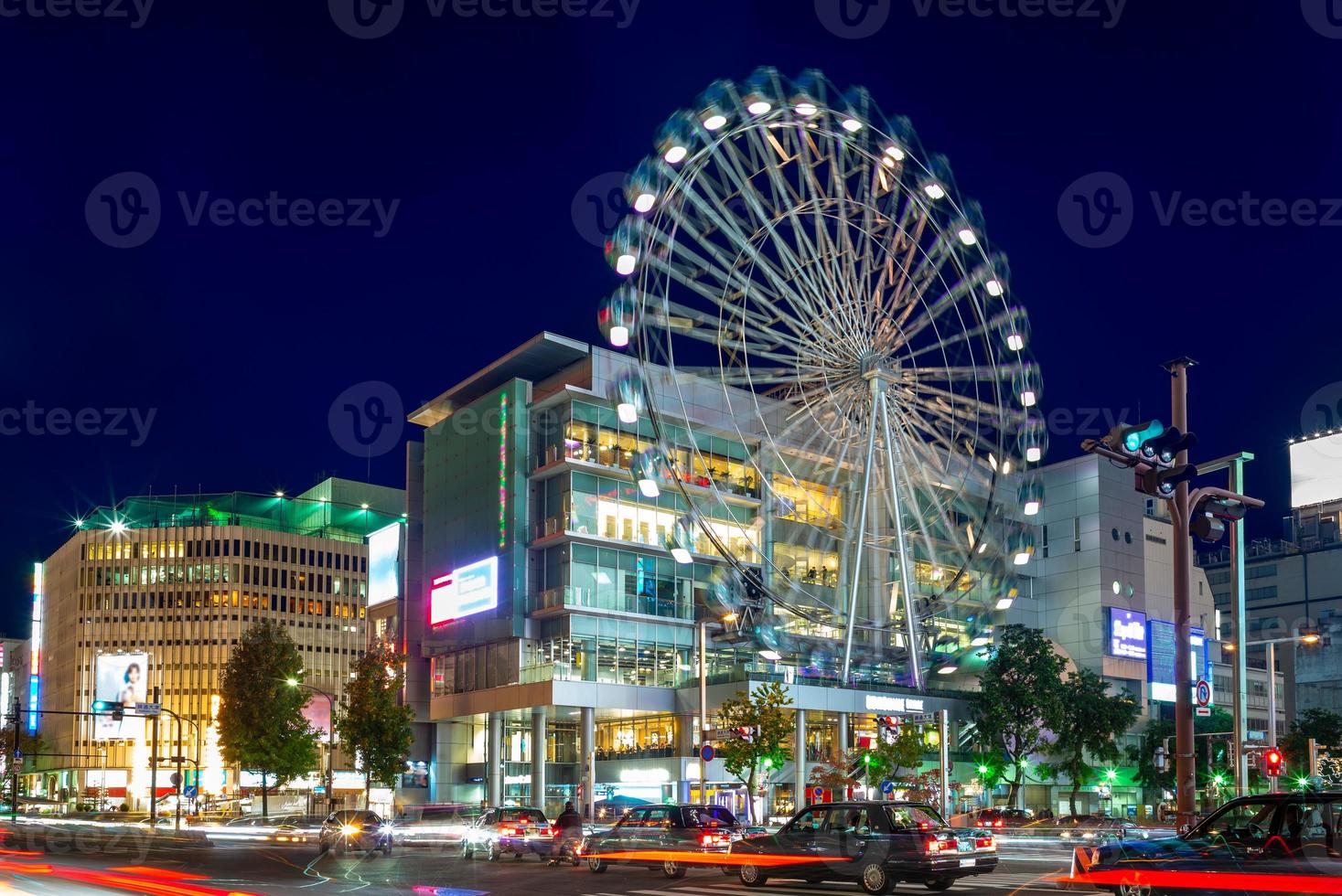 Straßenansicht von Nagoya mit Riesenrad in Japan foto
