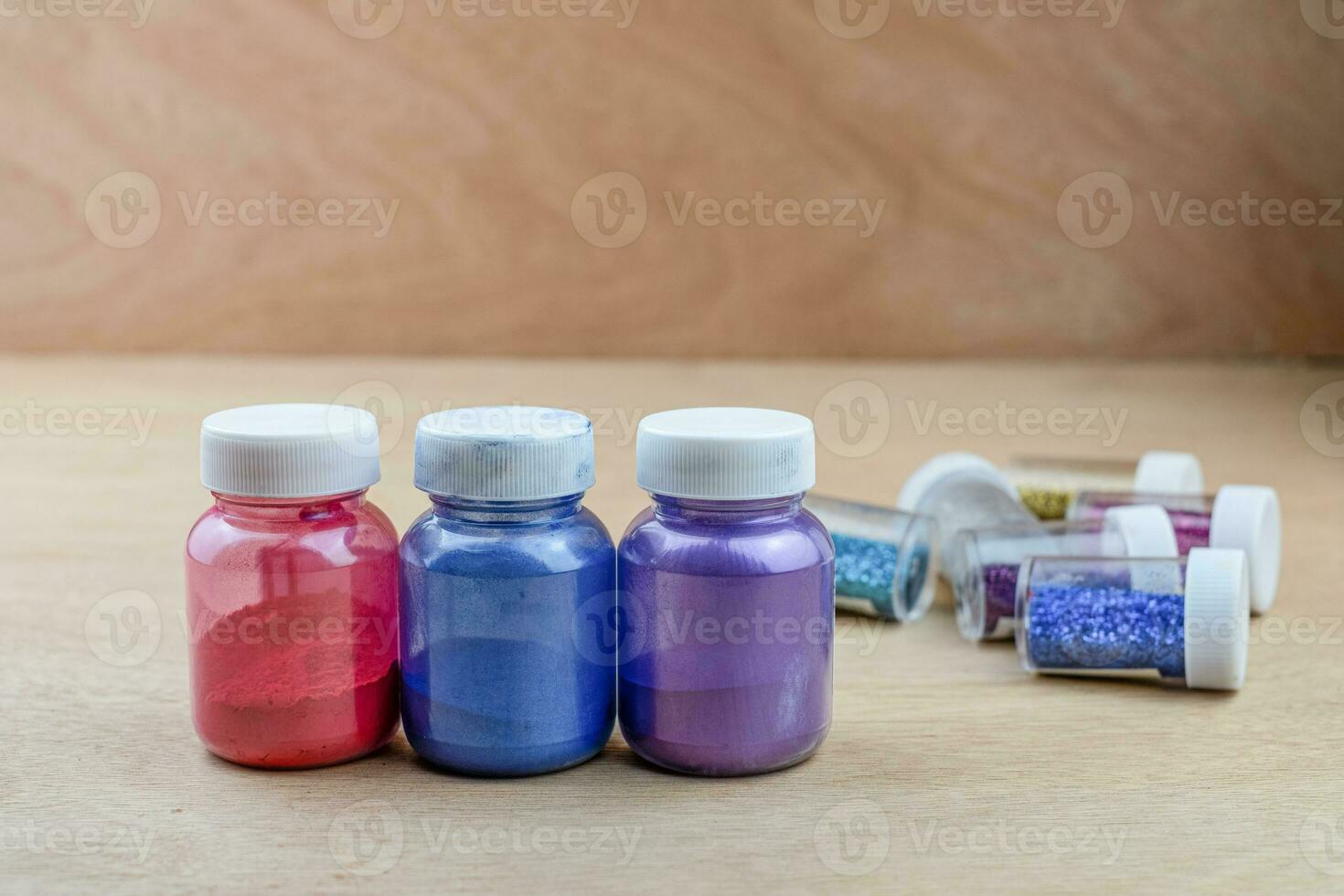 Mischfarbe Epoxidharz in Plastikbecher foto