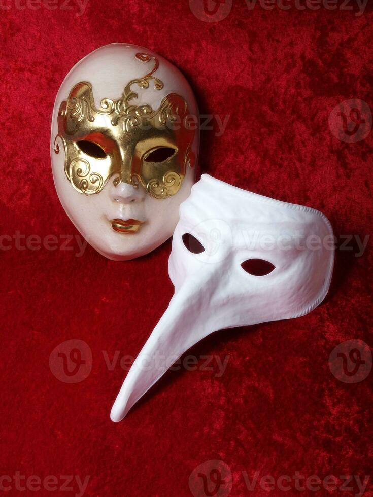 venezianisch und Schnabel Maske auf rot Samt Hintergrund foto