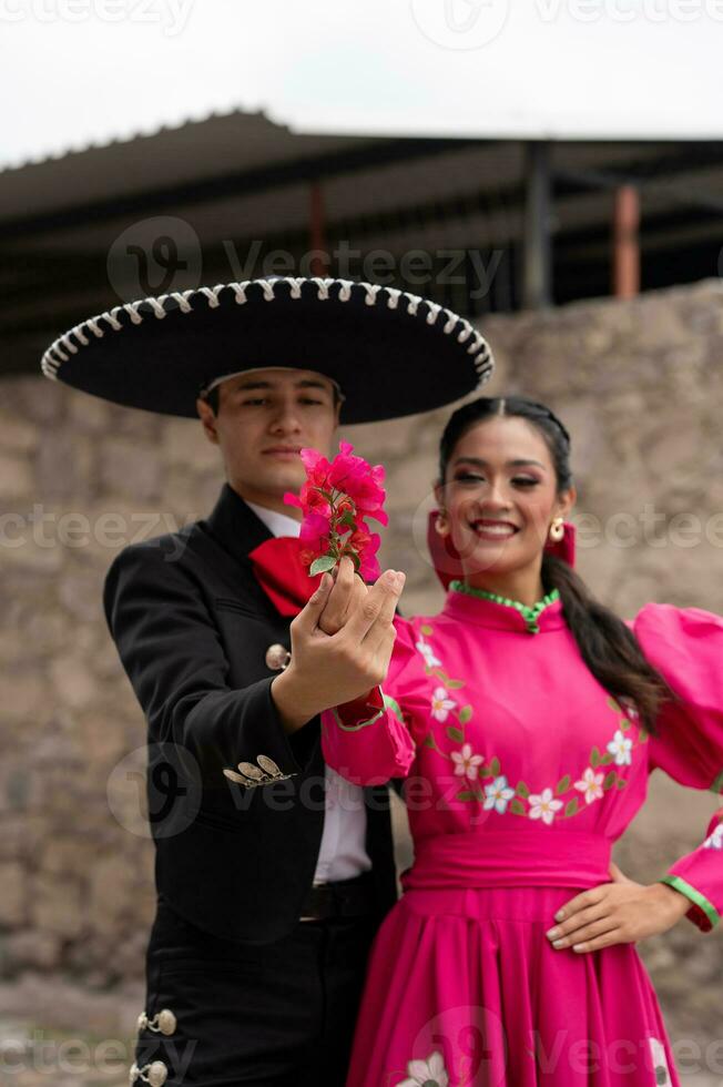 jung spanisch Frau und Mann im Unabhängigkeit Tag oder cinco de Mayo Parade oder kulturell Festival foto