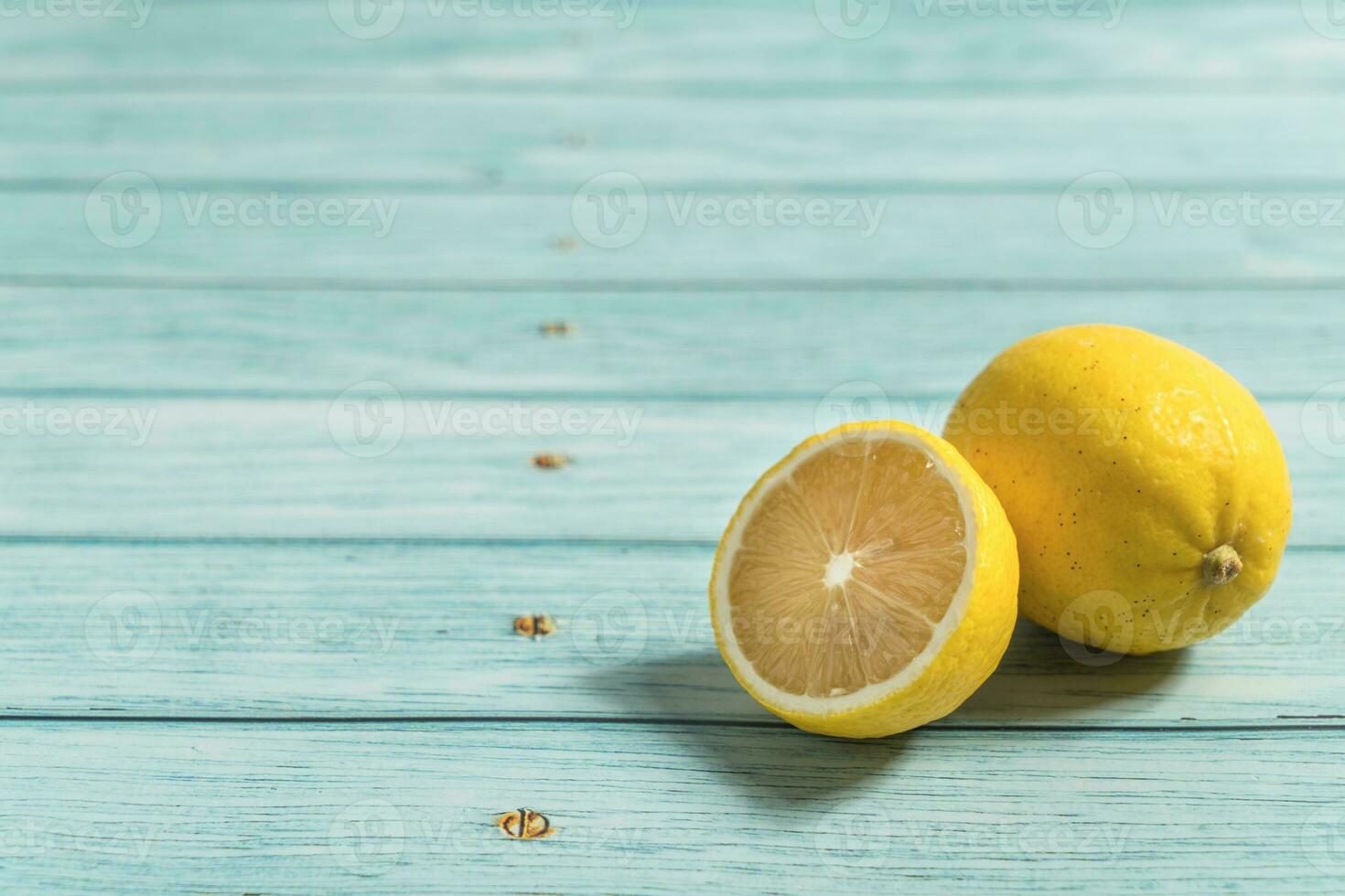 das Obst Zitrone auf das Blau Tisch, cool Licht Hintergrund foto