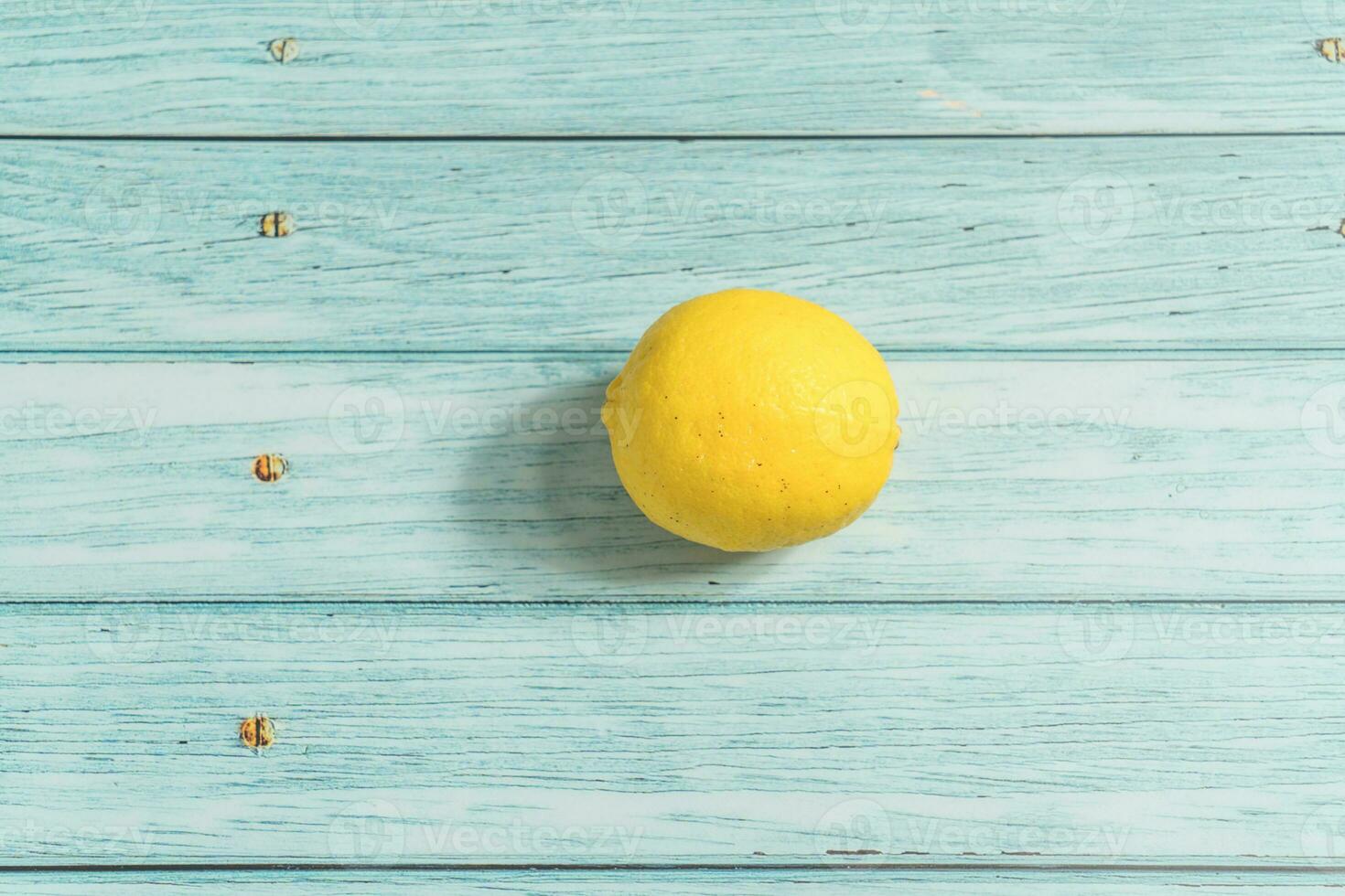 das Obst Zitrone auf das Blau Tisch, cool Licht Hintergrund foto