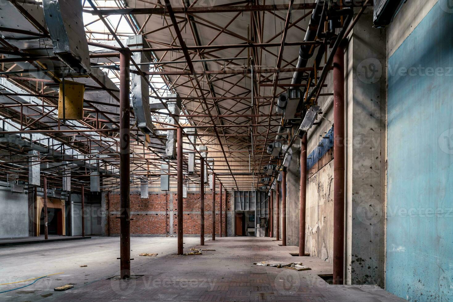 das verlassen industriell Gebäude. Fantasie Innere Szene. foto