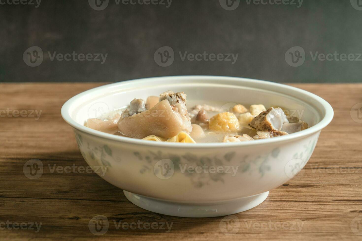 Traber Suppe mit hölzern Hintergrund foto