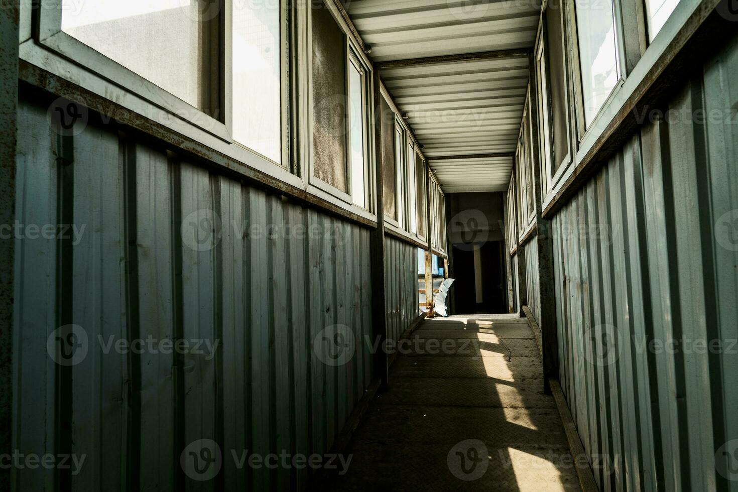 das verlassen industriell Gebäude. Fantasie Innere Szene. foto