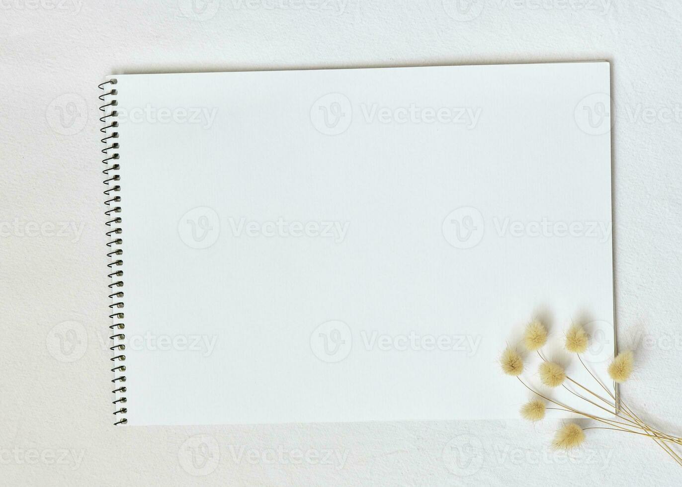 Weiß Aquarell Skizzenbuch auf Leinen- Tischdecke mit Zweige von lagurus foto