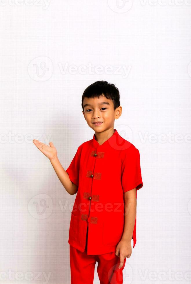 wenig Junge Mode lächelnd Kind im rot Chinesisch Kleid, Stil und Mode Ideen zum Kinder. Chinesisch Neu Jahr foto