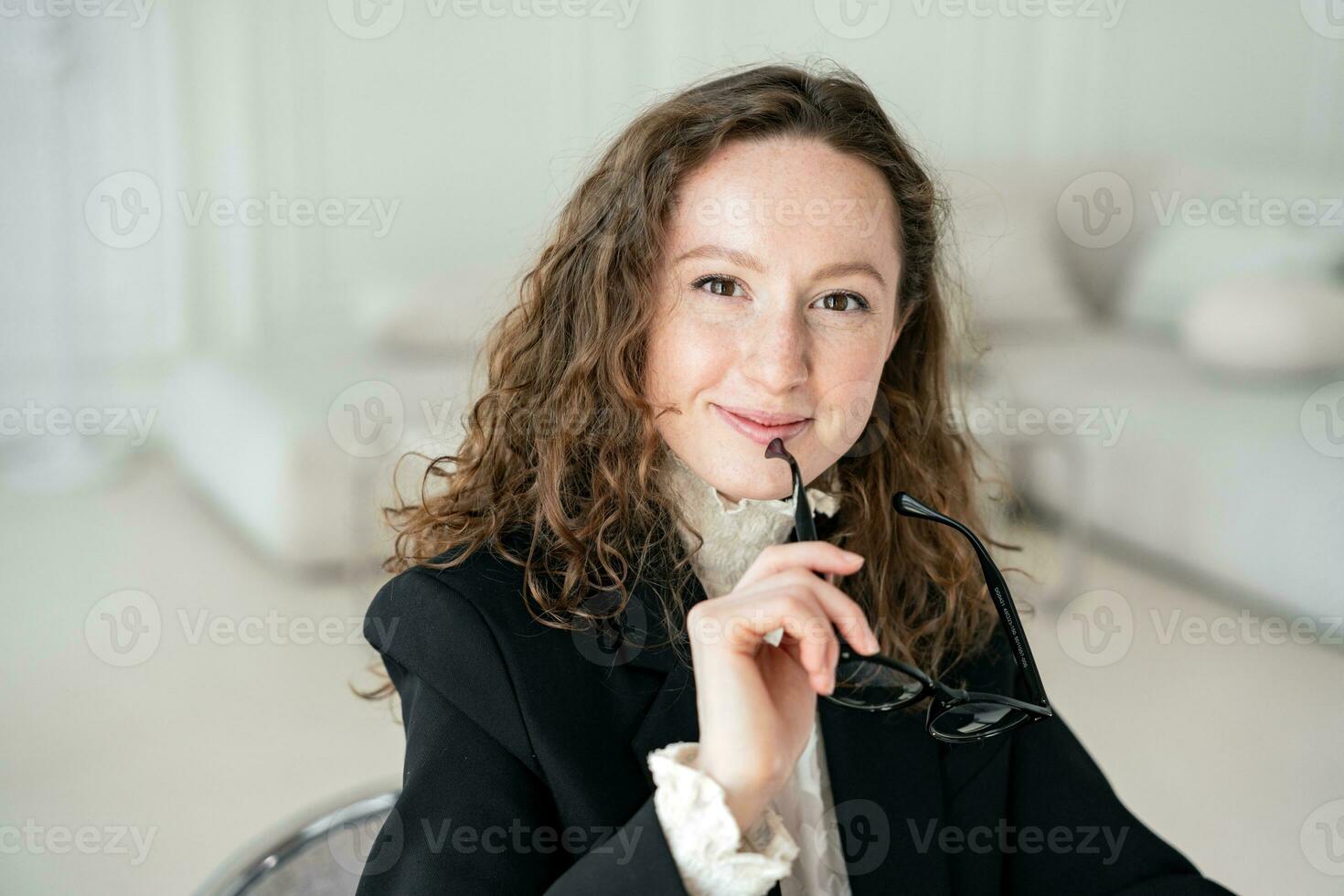 Porträt von ein Geschäft Stil Frau im das Büro. ein erfolgreich Manager sieht aus beim das Kamera und lächelt. foto