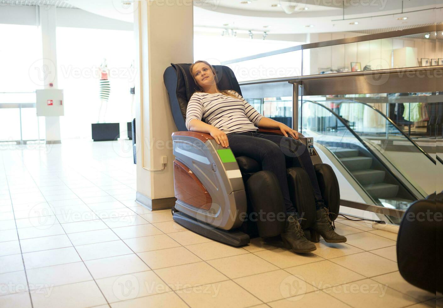 Frau im das Massage Stuhl foto