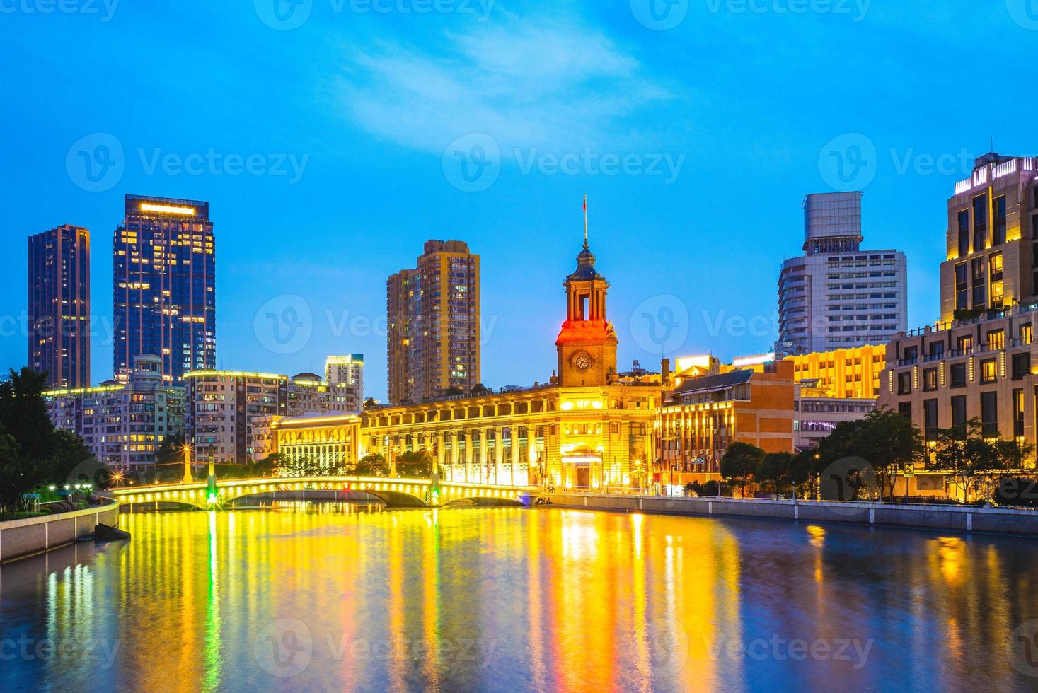 Nachtansicht von Shanghai am Wusong-Fluss, China foto