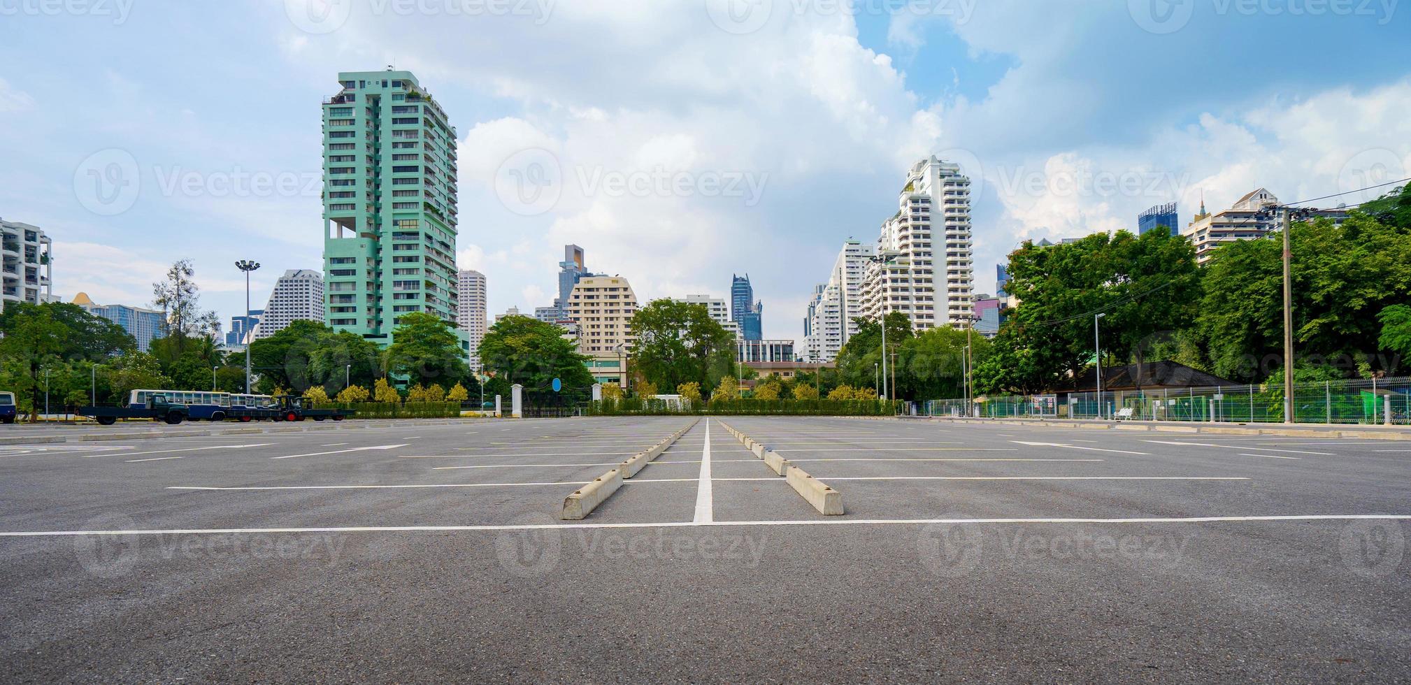 leerer Parkplatz mit Stadt im Hintergrund und schönem blauen Himmel foto