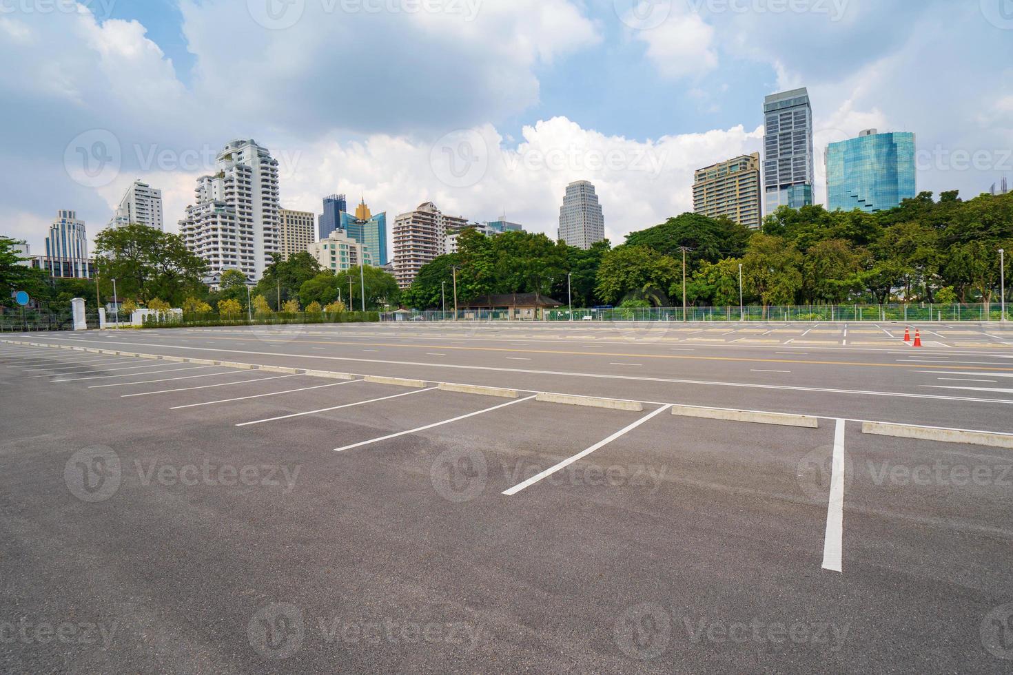 leerer Parkplatz mit Stadt im Hintergrund und schönem blauen Himmel foto