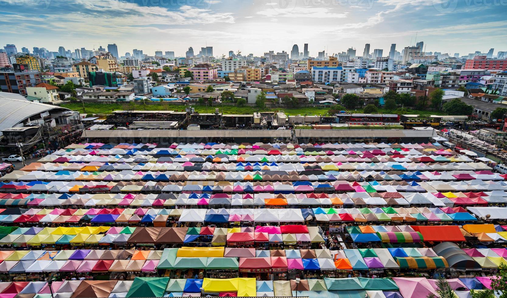 bunter nachtmarkt in thailand foto