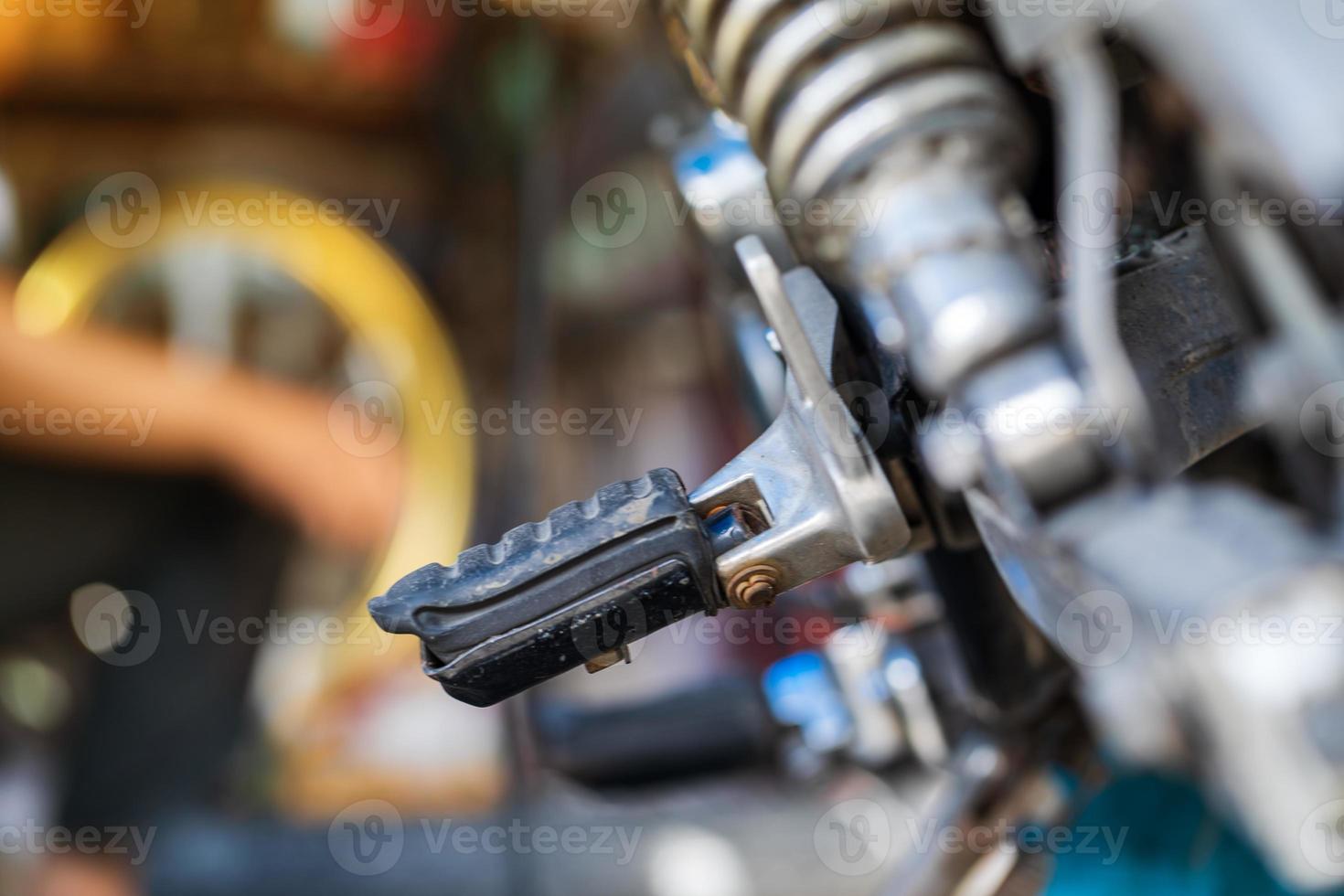 Kfz-Mechaniker, der Motorrad in Fahrradreparaturwerkstatt repariert foto