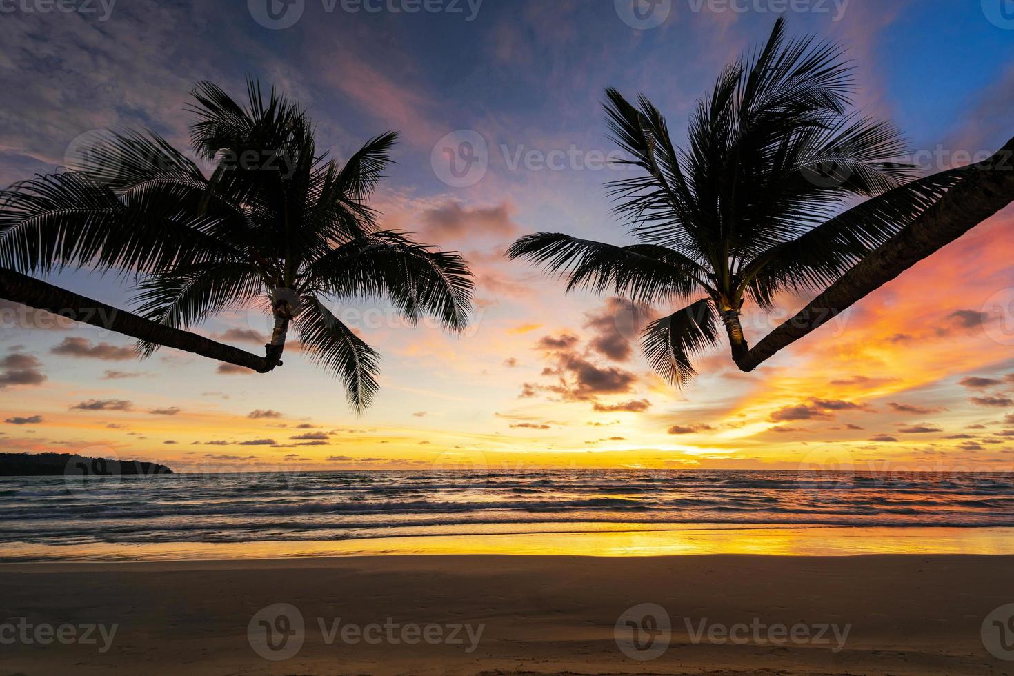 schöner tropischer Strand und Meer mit Silhouette der Kokospalme bei Sonnenuntergang foto