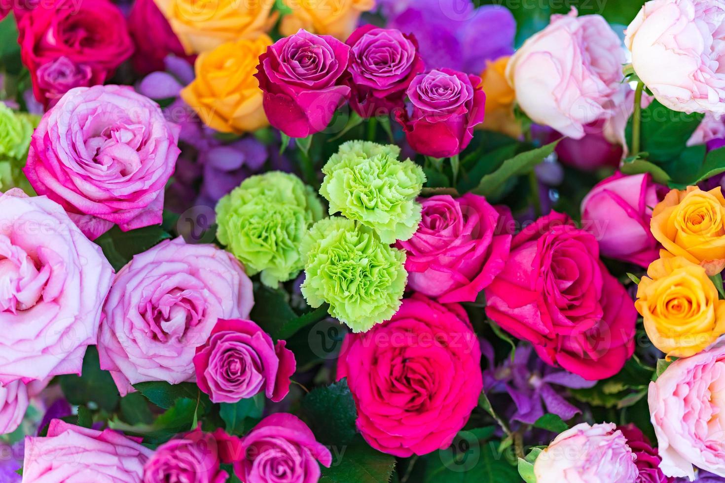 gemischte mehrfarbige Rosen im Blumendekor, bunter Hochzeitsblumenhintergrund foto