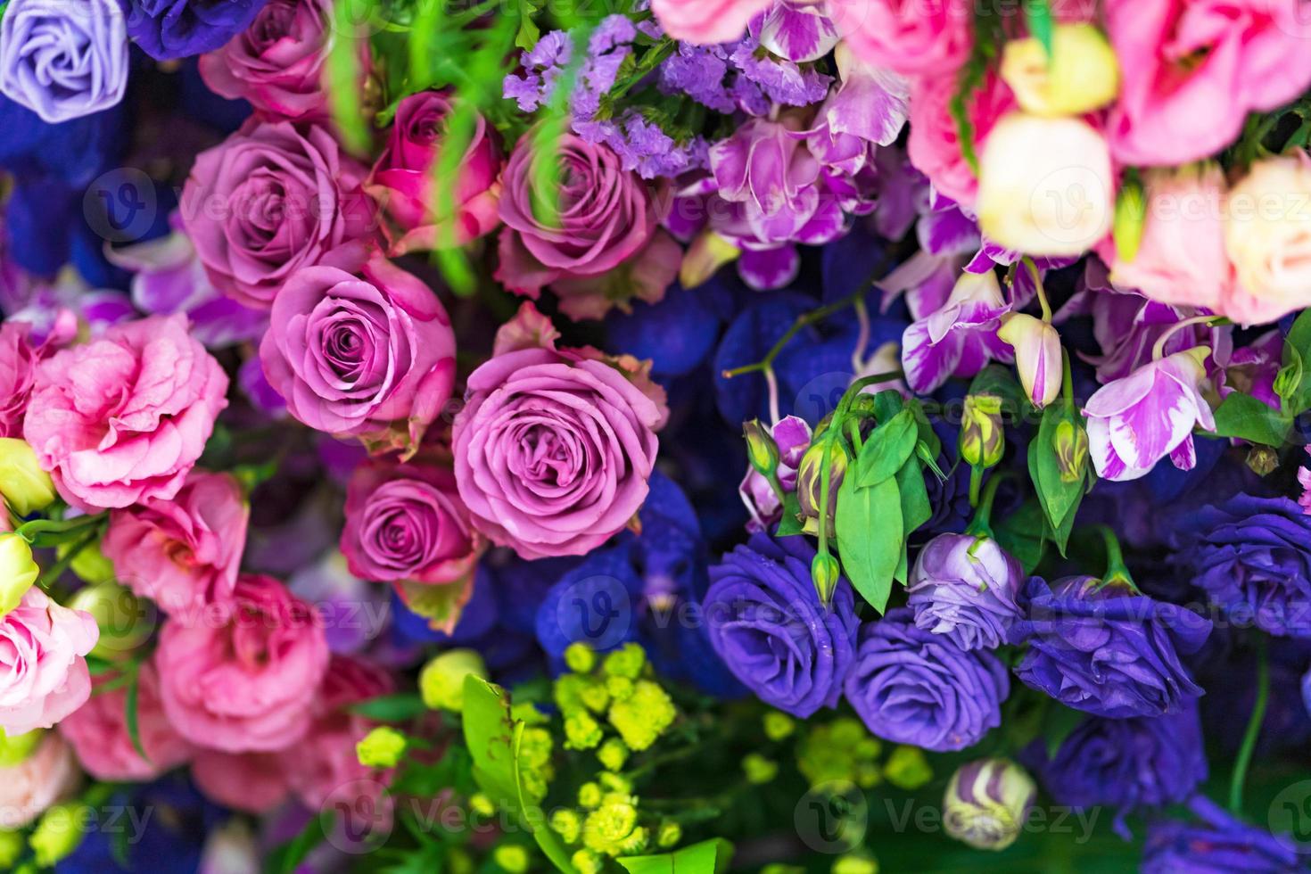 gemischte mehrfarbige Rosen im Blumendekor, bunter Hochzeitsblumenhintergrund foto