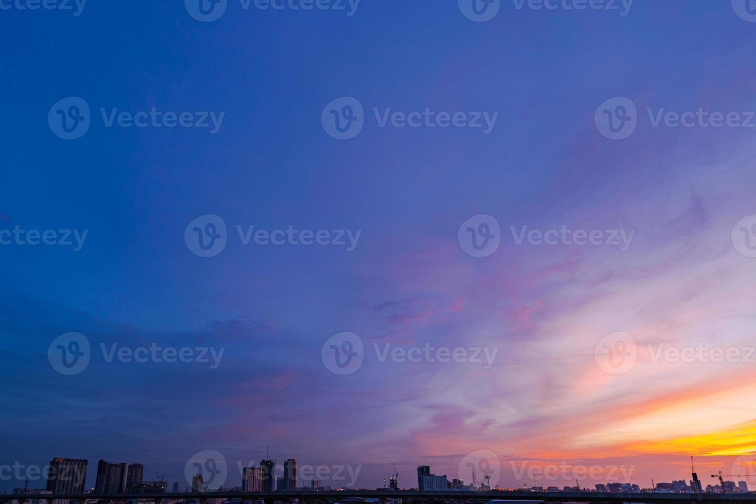 Dämmerung Skyline auf Silhouette der Großstadt big foto